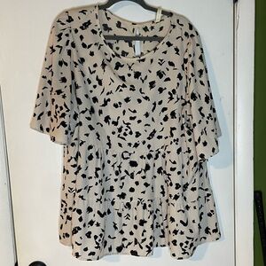 Women’s Plus Cream and Black Top